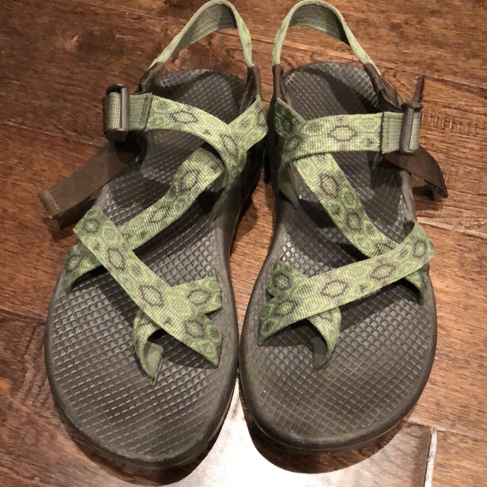 Green chacos, 8